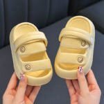 Children's slippers and sandals can be worn interchangeably.
